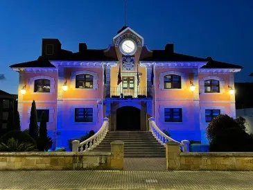  El Ayuntamiento de Piélagos se viste de azul y blanco  para celebrar del Día Internacional de las Urgencias y Emergencias