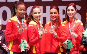  La karateca del Club Kime de Boo de Piélagos Carlota Fernández Osorio, bronce en kumite por equipos en el Campeonato europeo absoluto