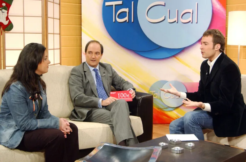  Modesto Piñeiro entrega los 1.000 euros a la ganadora de la rifa organizada dentro del Concurso de Escaparates