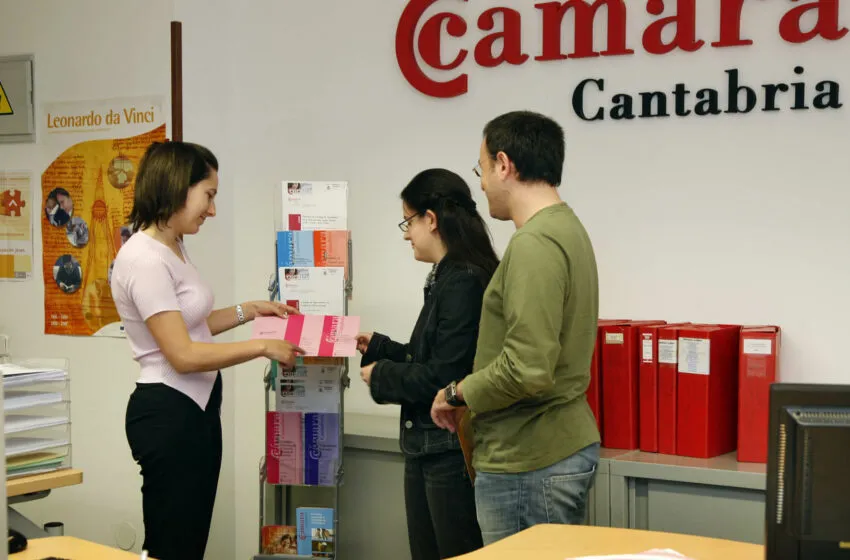  Dos alumnos de los IES Ría del Carmen y La Albericia realizaron prácticas en la Cámara de Cantabria con el proyecto LaborESO
