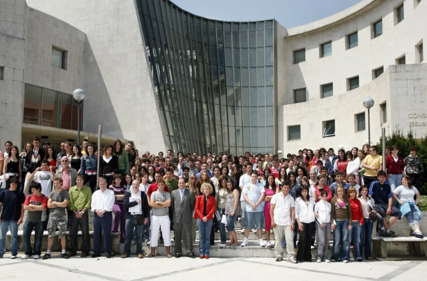  El presidente de la Cámara y la consejera de Educación entregan los diplomas a los estudiantes de la segunda edición de LaborESO