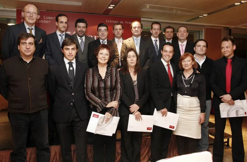  Carlos Uriarte Diseño gana el primer premio del 30º Concurso de Escaparates de Santander que organiza la Cámara