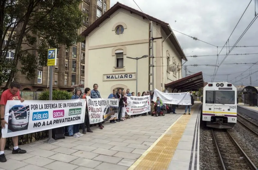  Camargo recibe a los participantes en la movilización en defensa de la línea del ferrocarril entre Irún y Ferrol