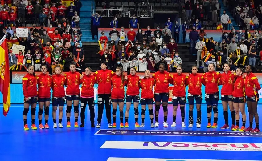  LAS GUERRERAS DE BALONMANO COMIENZAN SU PREPARACIÓN PARA EL EUROPEO 2022 EN GUARNIZO