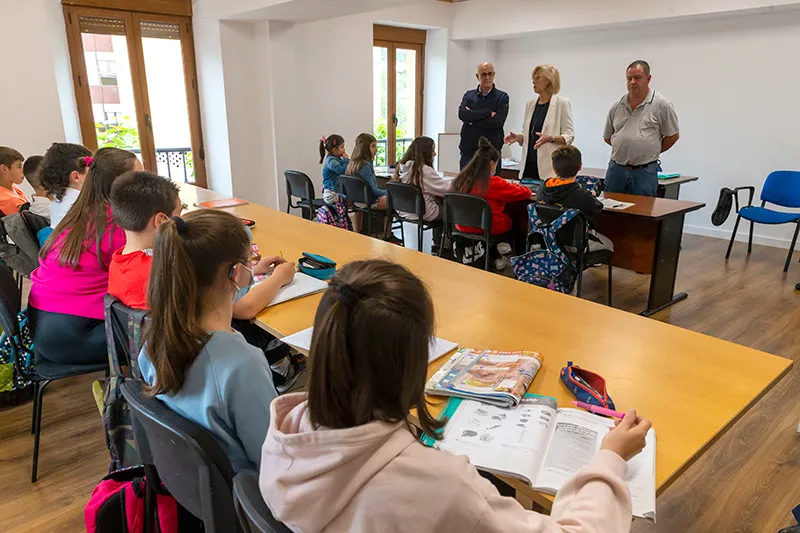 Noticias de Cantabria | El Cántabro | Lombó visita el aula de refuerzo educativo de Arredondo, felicita a los alumnos por su aprovechamiento y anuncia que la actividad se mantendrá