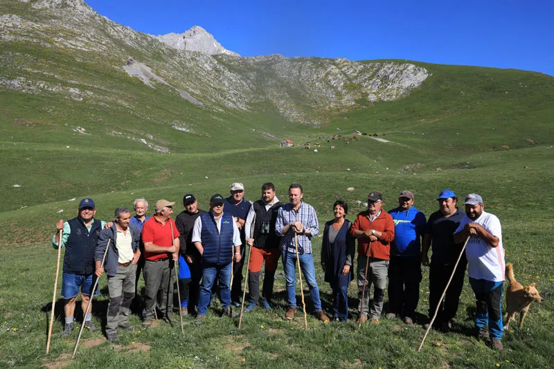 Noticias de Cantabria | El Cántabro | Blanco participa en la subida del ganado del valle de Camaleño al puerto de Áliva