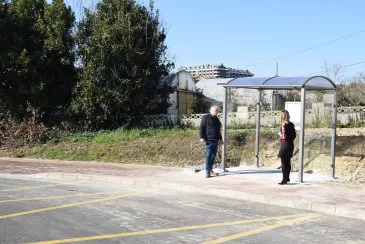  El Ayuntamiento de Piélagos instala una marquesina en la parada del autobús nocturno de Boo a petición de los  vecinos