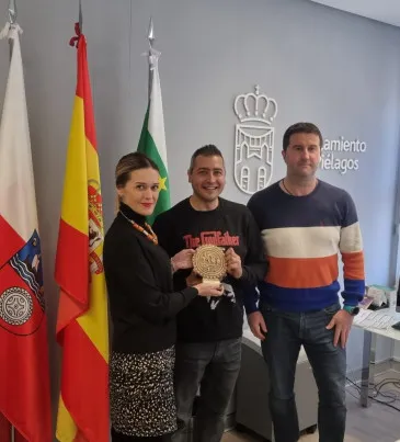  El Ayuntamiento recibe al mecánico y piloto de Oruña Gustavo Castro con motivo del premio honorífico a su carrera que recibirá en Navarra
