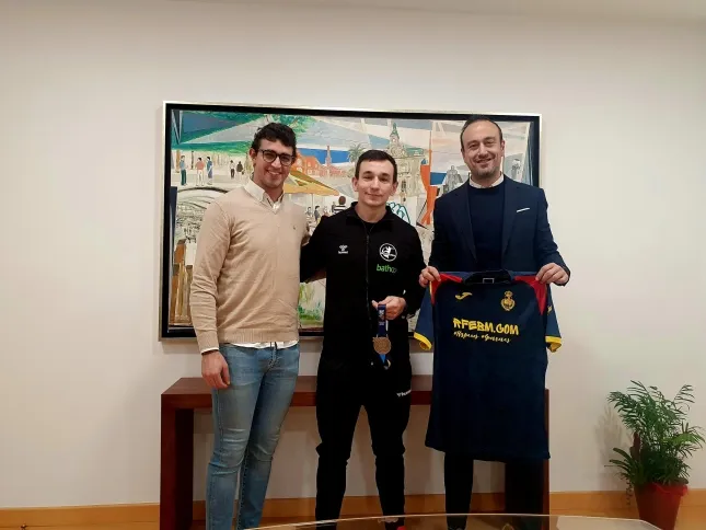  López Estrada recibe a Nacho Torrescusa, bronce en el Mundial de Balonmano con España