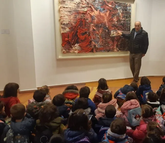 Noticias de Cantabria | El Cántabro | 150 escolares de Infantil del Marqués de Estela, de Santander, visitan la exposición ‘Pintura Internacional. Colección Bragales’