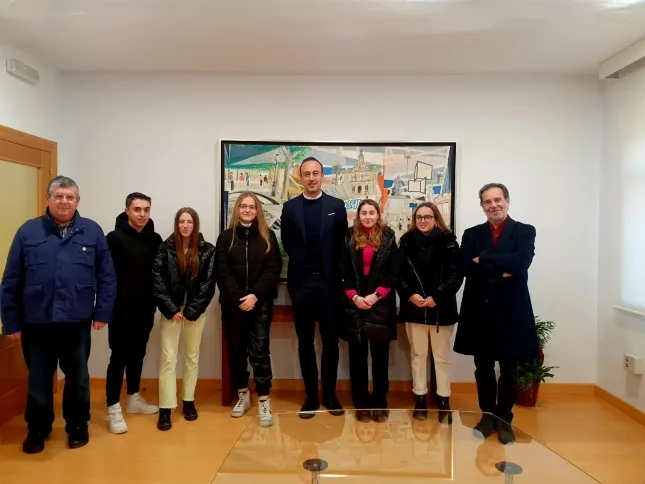  López Estrada recibe a los alumnos del IES Zapatón que participan en el proyecto CanSat de la Agencia Espacial Europea