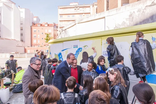 Noticias de Cantabria | El Cántabro | Escolares de 16 centros educativos participan en el programa de embellecimiento de los cuadros eléctricos de la ciudad