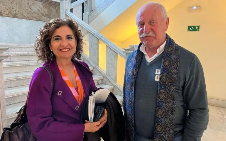 Barrio traslada a los trabajadores de la oficina de la AEAT la respuesta de la ministra sobre su futuro