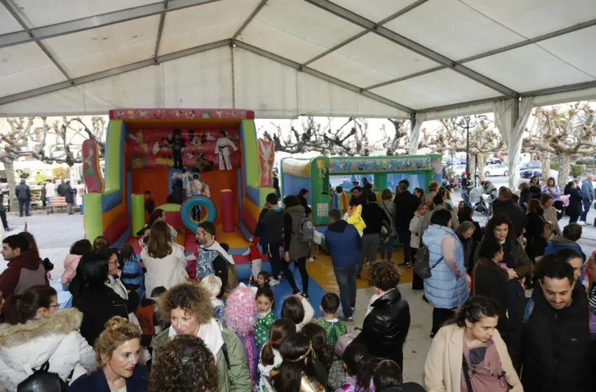  Miles de personas disfrutan del Carnaval en San Vicente de la Barquera