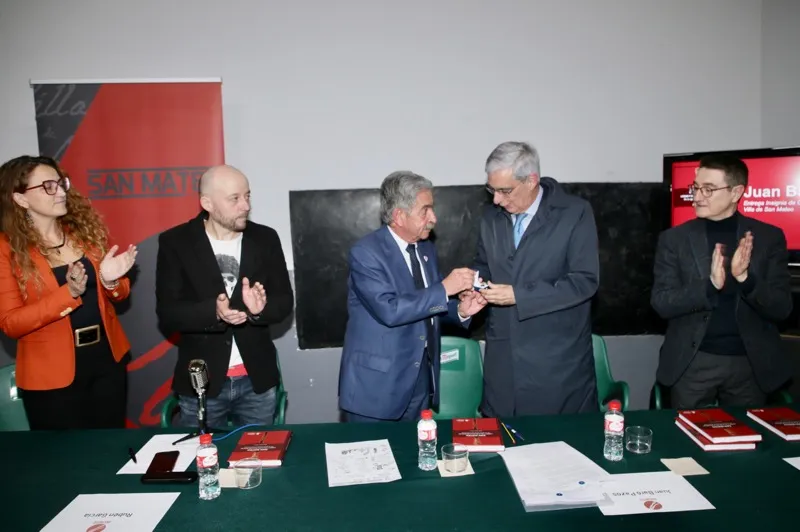  Revilla asiste a la presentación del libro ‘San Mateo, Lugar y Villa en el Valle de Buelna. De la Época Medieval al Presente’ del catedrático Juan Baró