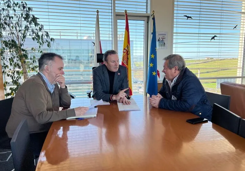  Blanco estudia con el alcalde de Tudanca la posibilidad de acondicionar una pista forestal para mejorar las comunicaciones con Polaciones