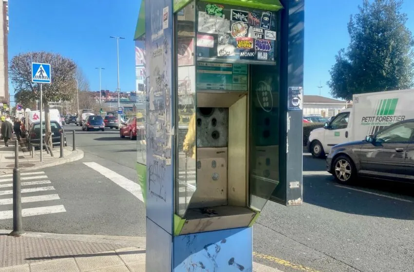  Santander concede licencia a Telefónica para la retirada de las cabinas de la vía pública
