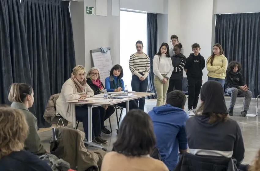  Esther Bolado informa al Consejo Municipal de la Infancia y Adolescencia de Camargo de que el Ayuntamiento solicitará a UNICEF la renovación del reconocimiento como ‘Ciudad Amiga de la Infancia’