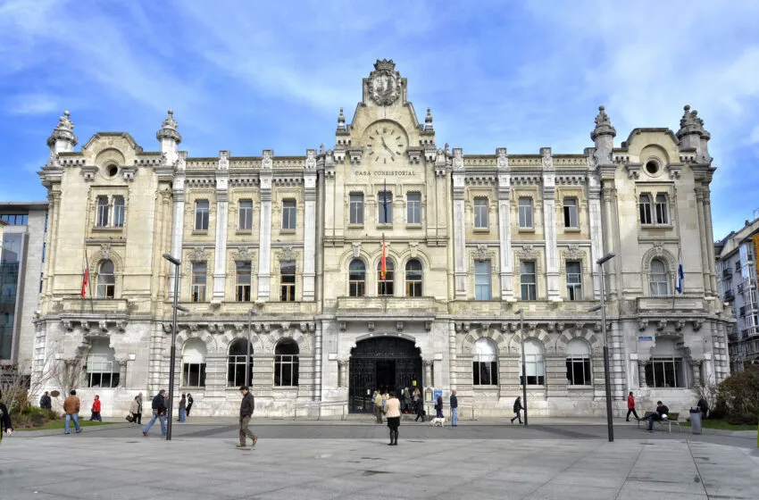 Noticias de Cantabria | El Cántabro | La fachada del Ayuntamiento se ilumina esta noche de magenta por el Día del Síndrome de Noonan