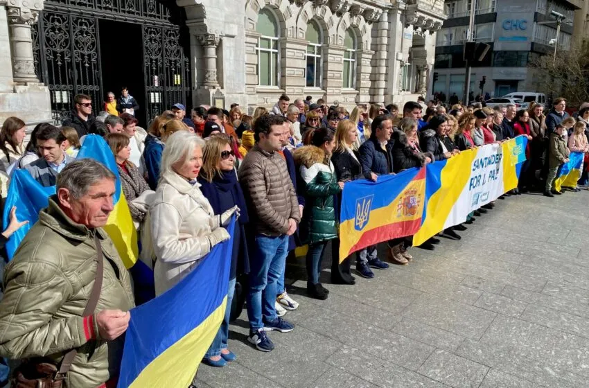 Noticias de Cantabria | El Cántabro | Santander conmemora el primer año de la guerra en Ucrania con un minuto de silencio por la paz