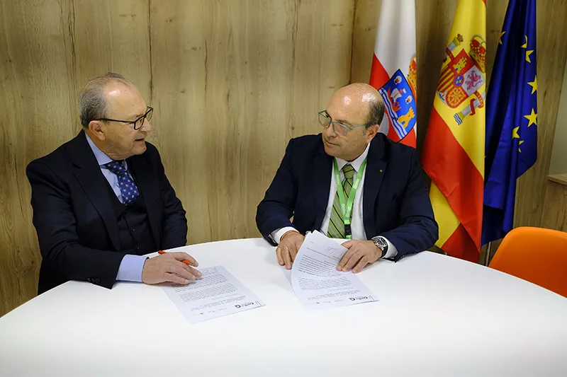  La Consejería de Turismo firma un contrato con Binter para promocionar Cantabria e incentivar la llegada de viajeros canarios