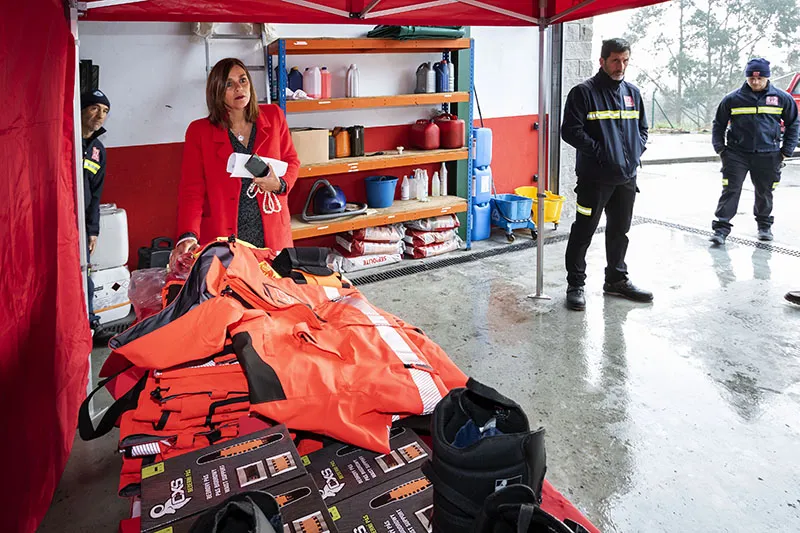  La consejera de Presidencia entrega equipaciones específicas para tráficos, forestales e intervenciones con lluvia a los bomberos del 112