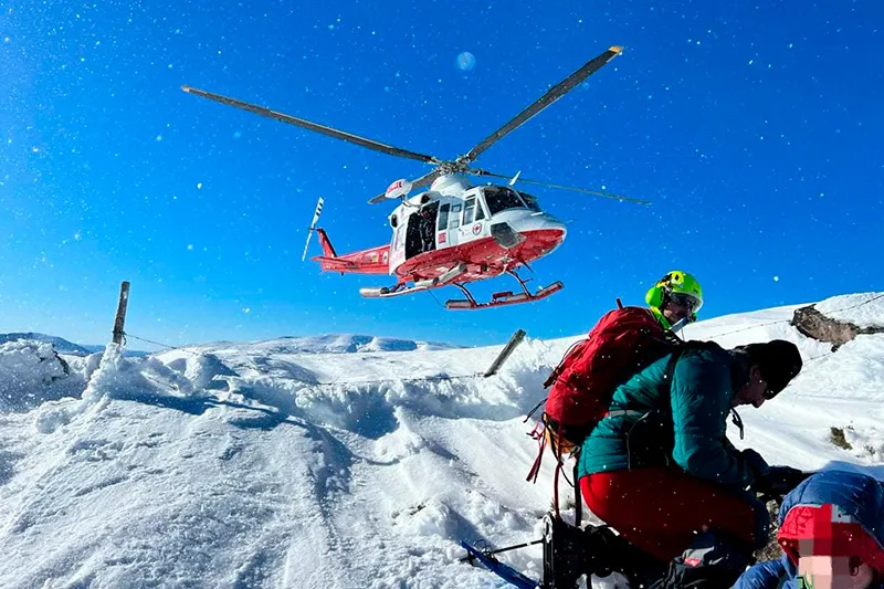  El equipo del helicóptero del Gobierno de Cantabria rescató al doble de personas durante 2022 y realizó un 60 por ciento más de rescates