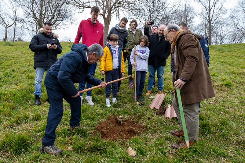 Noticias de Cantabria | El Cántabro | Revilla y Marcano participan en la plantación de árboles autóctonos promovida por Cantbasket 04 en Cabárceno