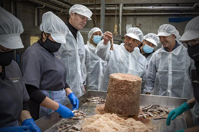 Revilla reafirma el compromiso del Gobierno con las industrias agroalimentarias por el valor añadido que aportan a la economía