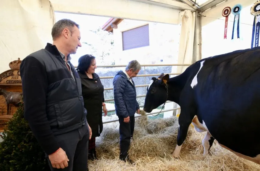  Revilla pone en valor la leche de Cantabria y el trabajo de los productores en su visita a la VI Feria de la Leche de Ruiloba