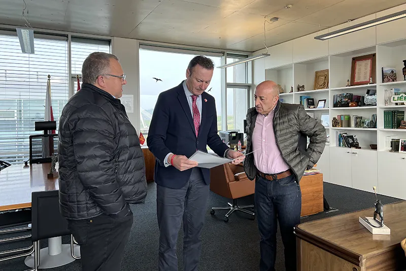  Guillermo Blanco analiza con el alcalde de Bárcena de Cicero la mejora de las infraestructuras agrarias del municipio