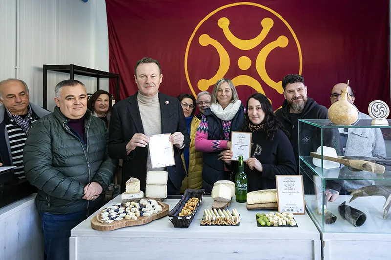  Blanco destaca la singularidad de los pequeños productores artesanos para hacer de Cantabria «una tierra de quesos genuinos»