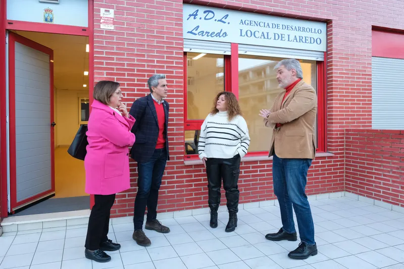 Noticias de Cantabria | El Cántabro | Zuloaga visita el vivero de empresas de Laredo que recupera un espacio público para su uso por emprendedores