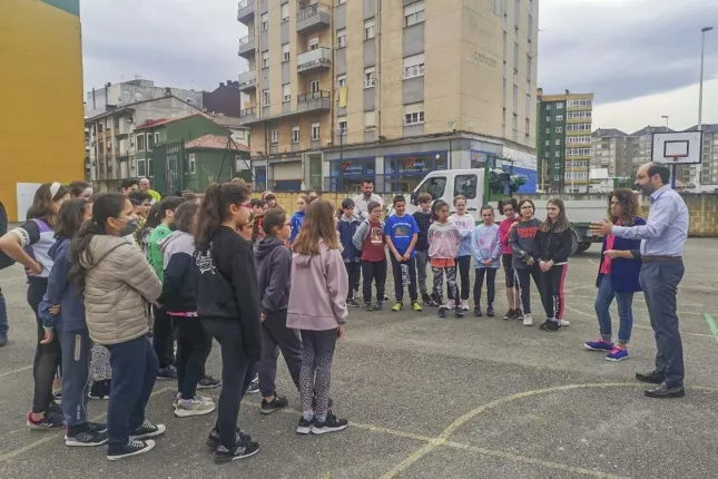  Los alumnos del Colegio Cervantes cambian hormigón por árboles y cesped en  su patio