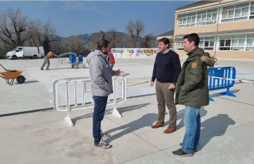  El Ayuntamiento de Piélagos pone en marcha los trabajos de marcaje de las pistas deportivas en el patio del CEIP El Mimbral