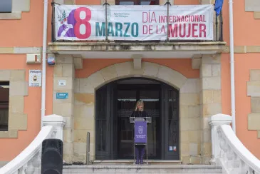  Piélagos lee una declaración institucional con motivo del Día internacional de la mujer y reconoce la labor de la Asociación Cultural de Mujeres del municipio