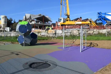  Avanza la construcción del nuevo parque infantil con juegos de escalada, equilibrio y movimiento que el Ayuntamiento está ejecutando en Mortera