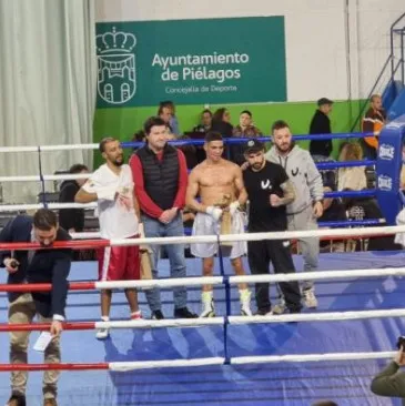  Más de 800 personas disfrutaron de una nueva velada de boxeo celebrada en el Polideportivo municipal Fernando Expósito de Renedo
