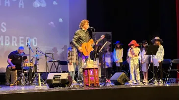  Estudiantes de Piélagos asisten a un concierto de visibilización de la mujer en la literatura y la historia