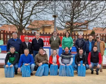  El Ayuntamiento entrega juegos de bolo palma a las peñas bolísticas de Piélagos y a la Escuela municipal