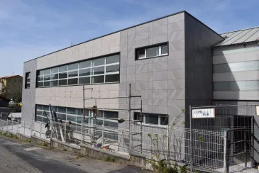  La instalación de la nueva fachada ventilada del edificio de la Ludoteca de Renedo llega a su fase final