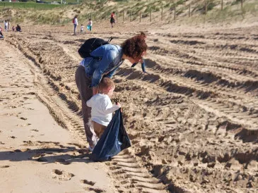  Las guarderías-ludotecas municipales de Piélagos participan en una jornada de sensibilización ambiental en la playa de Miengo