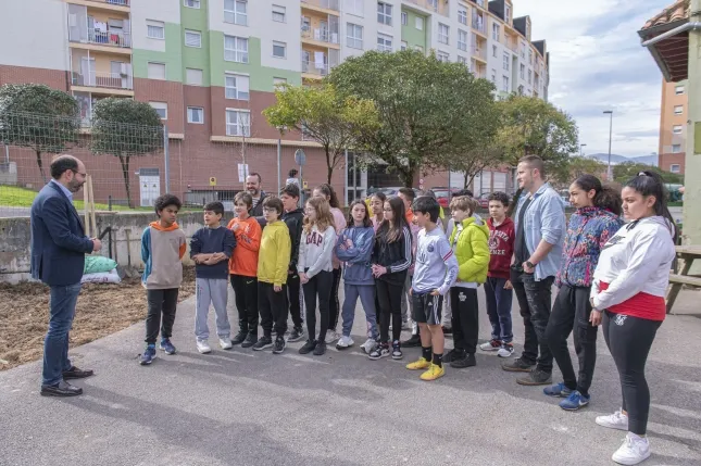  Trabajos de naturalización en el patio del Colegio Menéndez Pelayo