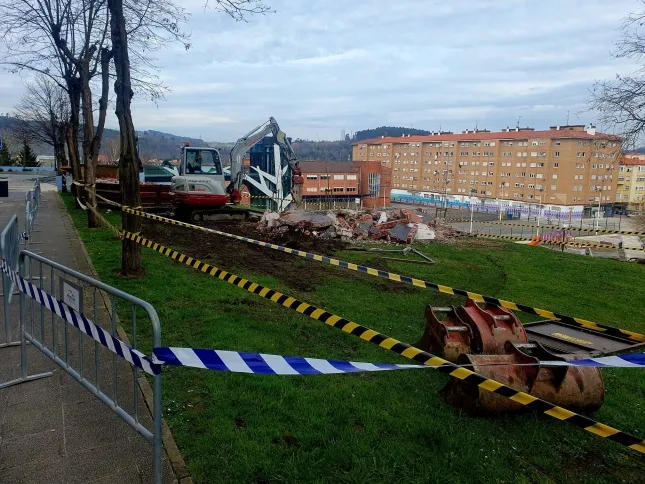  Retirado el transformador fuera de uso situado junto a la pista multideporte de la Plaza de las Autonomías
