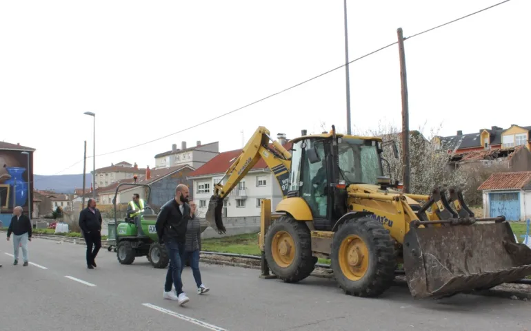  El Ayuntamiento renueva y amplía la acera de la calle Los Formidables