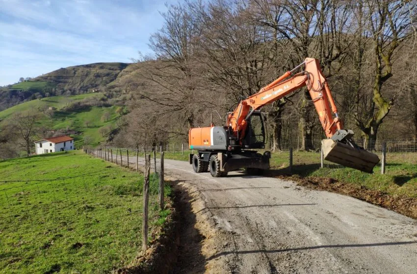  Comienza la primera fase de las obras de asfaltado del camino de Vega del Río en Esles