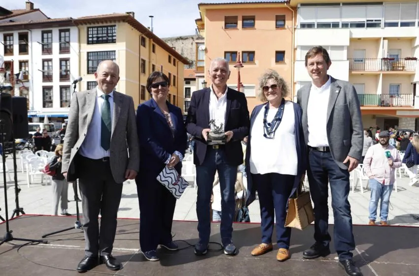  JUAN RAMÓN LUCAS RECIBE EL PREMIO DE LAS VILLAS MARINERAS