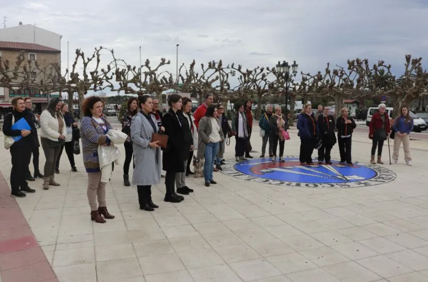  LA PLAZA MAYOR DE SAN VICENTE DE LA BARQUERA ACOGE UNA CONCENTRACIÓN POR EL DÍA INTERNACIONAL DE LA MUJER