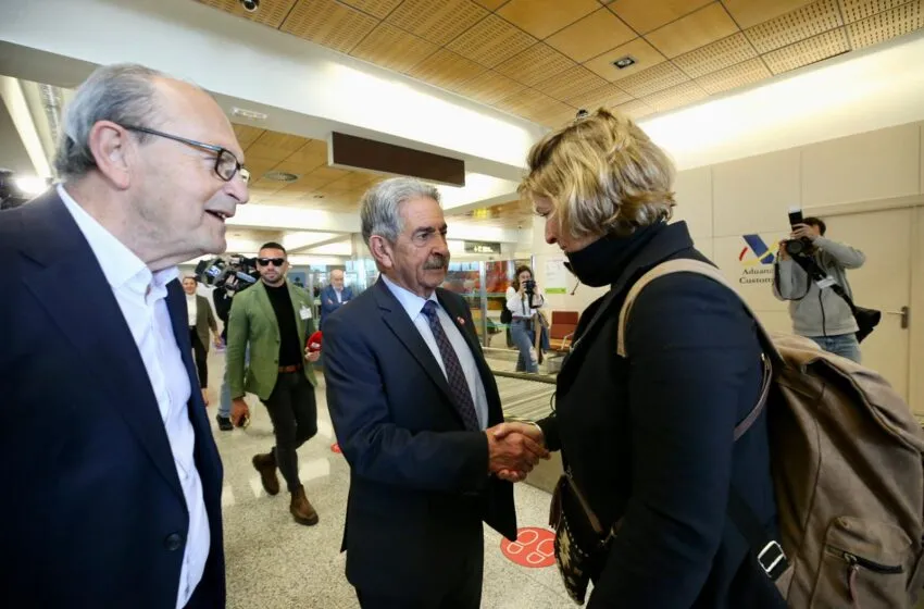 Revilla da la bienvenida al pasajero 10 millones de Ryanair y destaca la «historia de éxito» de esta compañía en Cantabria