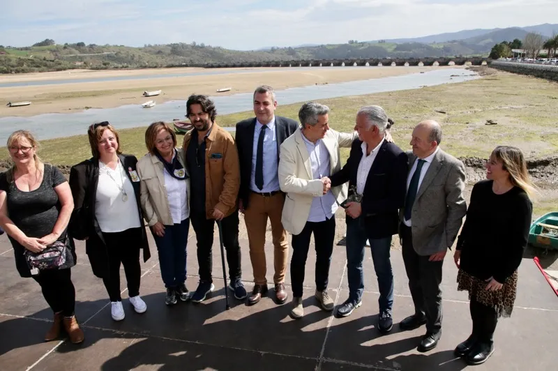  Zuloaga participa en la entrega del premio Villas Marineras al periodista Juan Ramón Lucas